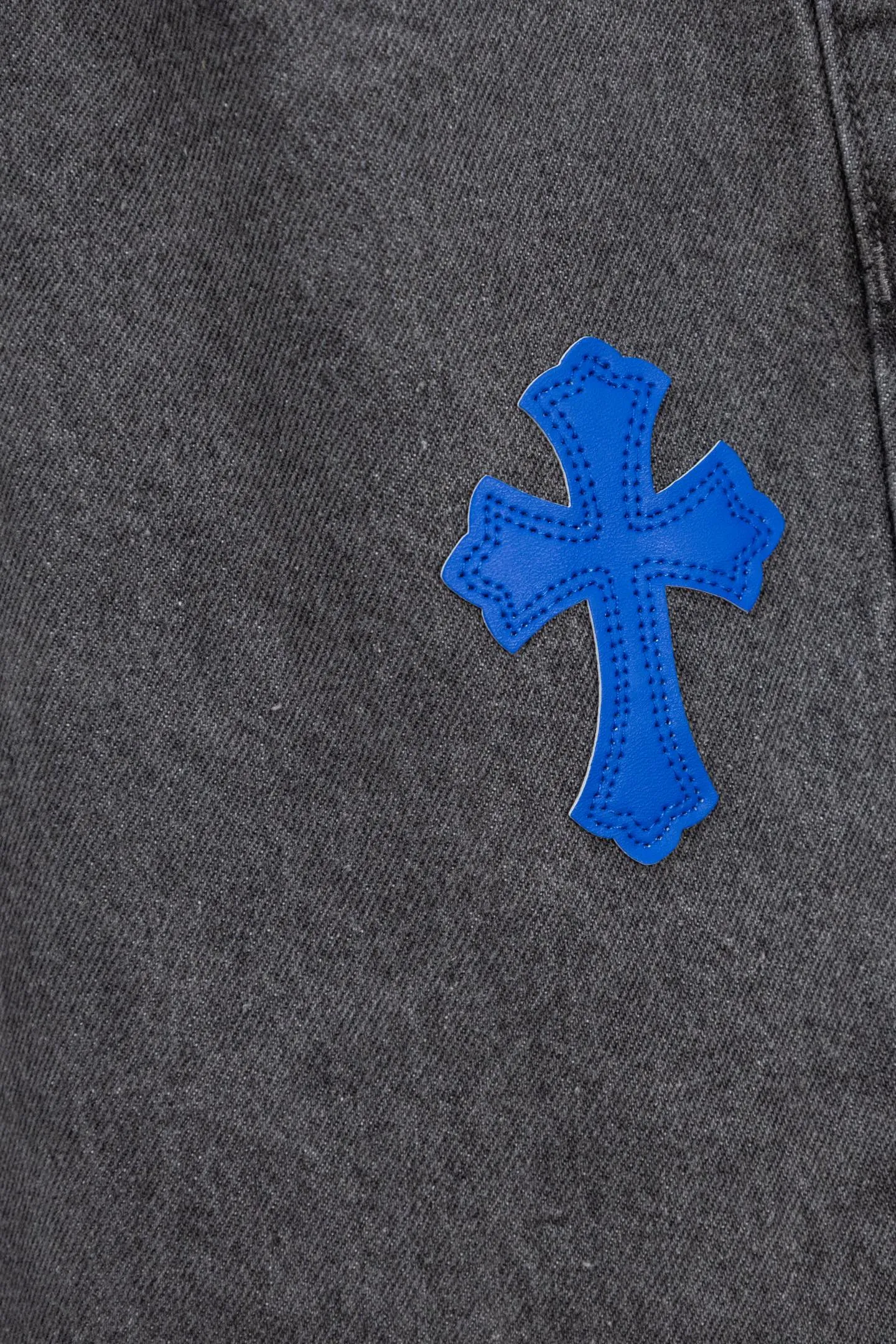 P240 Chromehearts limited edition blue and white classic cross patch leather gray jeans, priced at 34W level, patchwork cross pattern embellishment, washed jeans! ! An absolutely high-end luxury product, a 1.9W-level god-level single product, a super popular product, made by top heavy industry, a magic weapon that cannot be missed! [About Zangyin] This is an extremely luxurious fashion brand that can also be called the aristocracy of the high street. It has always been an exclusive brand for some hipsters or rich second generations. Compared with ordinary high streets, it is more luxurious and noble. Compared with luxury brands, it is more fashionable and individual. It has always been a brand that I have a special liking for. [Top heavy industry fashion design] Consistently high-street luxury style. Speaking of this style, the Zangyin family and GU family are definitely the leading representative brands. Especially the Zangyin family has really achieved a state-of-the-art effect in creating high-street style. The unique washed material is used to create this style. The color system is already quite eye-catching. After it is decorated with patchwork cross flowers, it cleverly highlights the charm of the brand. Secondly, this style uses classic The high-waist cutting design highlights the long legs and fashionable temperament of the upper body. The brand is highly recognizable and the slim fit configuration is more suitable for daily wear. It is a product that interprets personality, fashion, and specifications at a glance. This single product is enough to make any fan excited. It can be a white T-shirt for a youthful college style, or a tight suspender for a royal style. It has strong matching ability and can be easily controlled by men.  [Materials and craftsmanship] Needless to say, this point goes without saying. As an excellent craftsman brand, Zangyin’s requirements for details and craftsmanship are really perfect. The washed color of this model has gone through so many processes, not to mention the embellishment of denim appliques. It is also purely hand-made and sewn. Just like what they believe in, only hand-made things have soul and have the meaning of wear. A top-notch heavy-duty fashionable denim item, I look forward to your perfect interpretation! !  Color: Gray Size: 28-34
